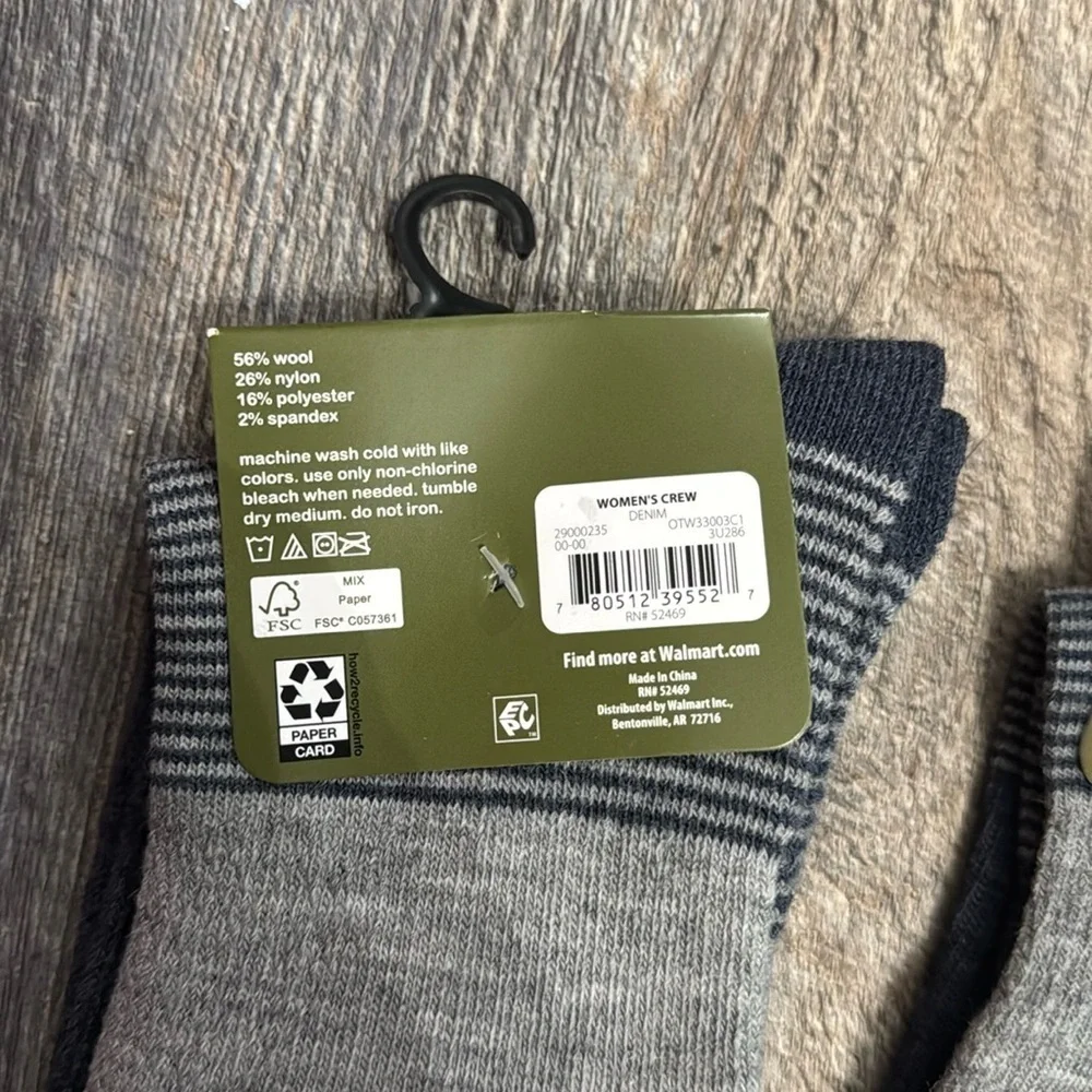2 pairs women’s socks